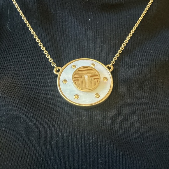 New Tory Burch Beautiful Gold and Mother of Pearl Kira Necklace - Picture 4 of 5